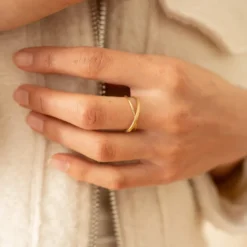 Bague réglable dorée croisée et texturée