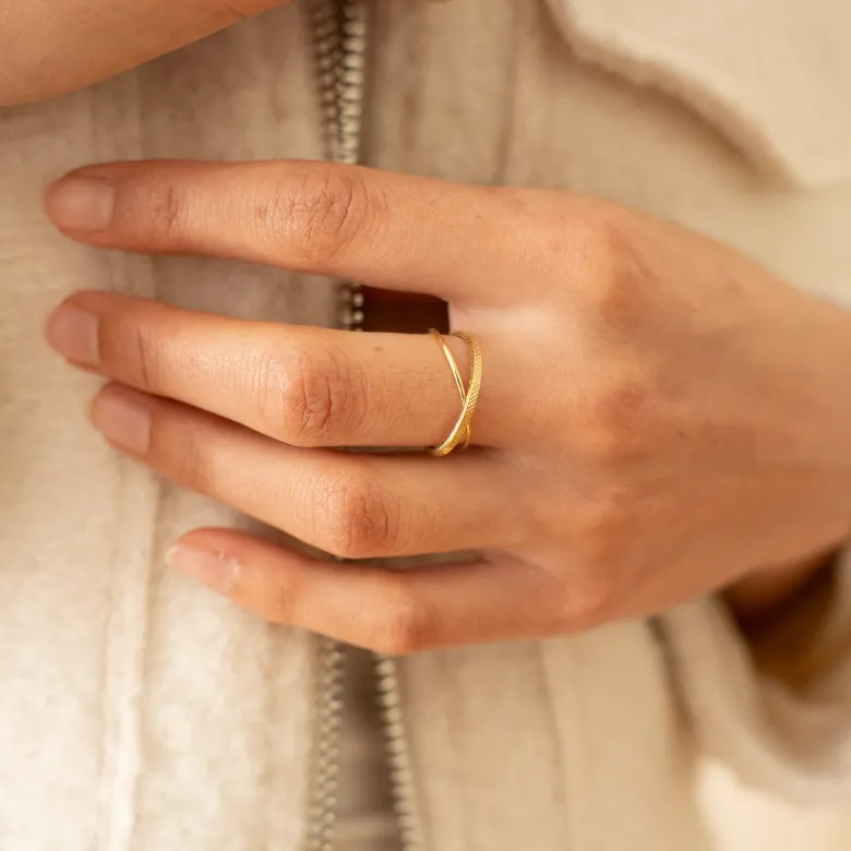Bague réglable dorée croisée et texturée