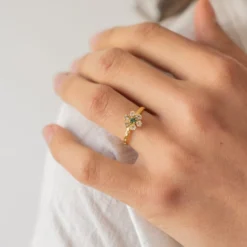 Bague réglable dorée fleur cristal vert