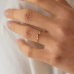 Bague réglable fine dorée cristal violet