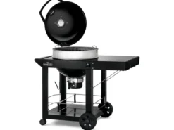Barbecue à charbon kettle pro 57 cm sur chariot + housse de protection + rôtisso