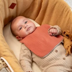 Bavoir en gaze de coton jeanne biscuit