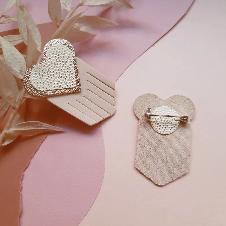 Broche en cuir coeur ex-voto ivoire