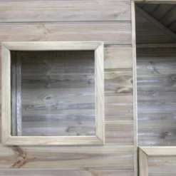 Cabane en bois traité avec terrasse et b