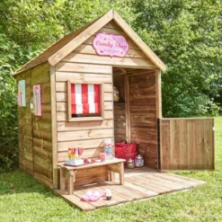 Cabane en bois traité avec terrasse et b