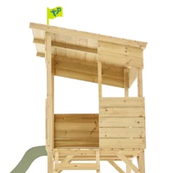 Cabane sur pilotis avec toboggan