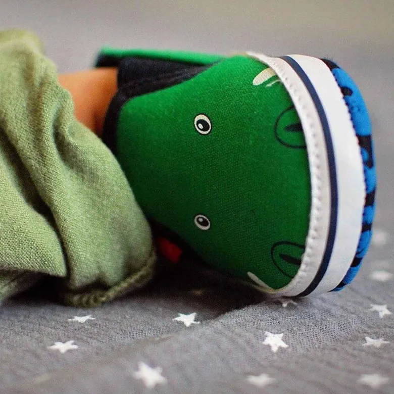 Chaussons bébé motif crocodile doux -