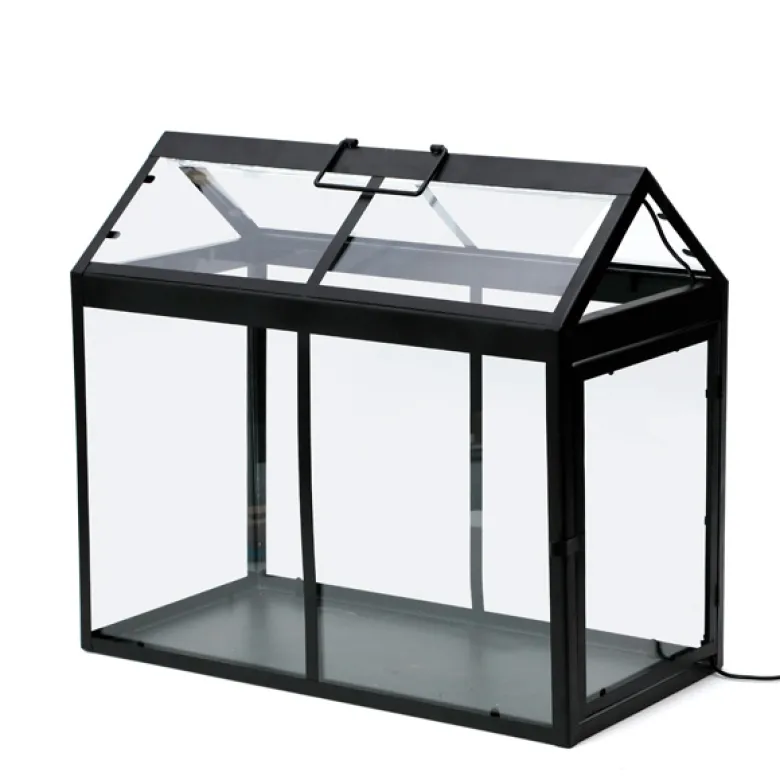 Grande serre avec éclairage LED