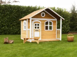 Maison en bois marron et blanc pour en