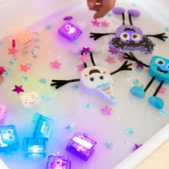 Personnage blair bleu et 2 cubes lumineux