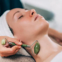 Rouleau de massage visage en jade vert