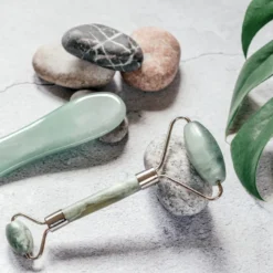 Rouleau de massage visage en jade vert