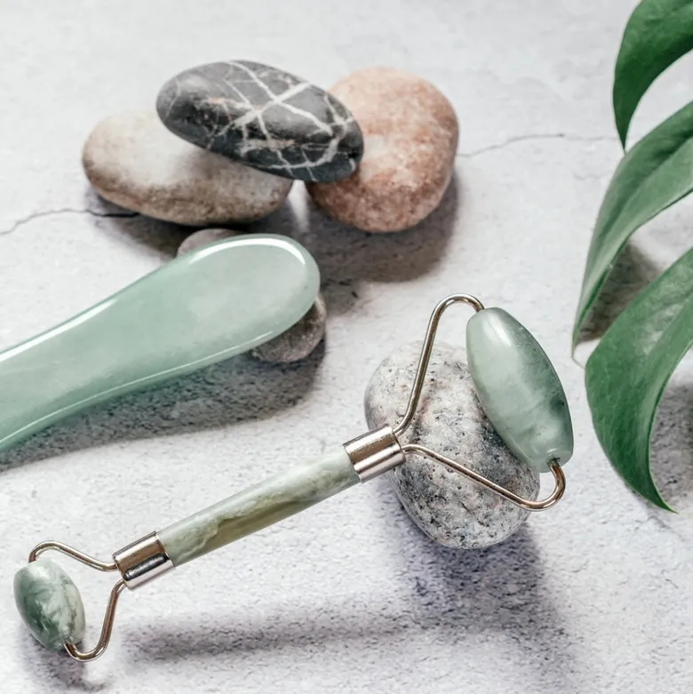 Rouleau de massage visage en jade vert