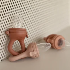 Sucette grignoteuse terre de sienne avec 4 embouts